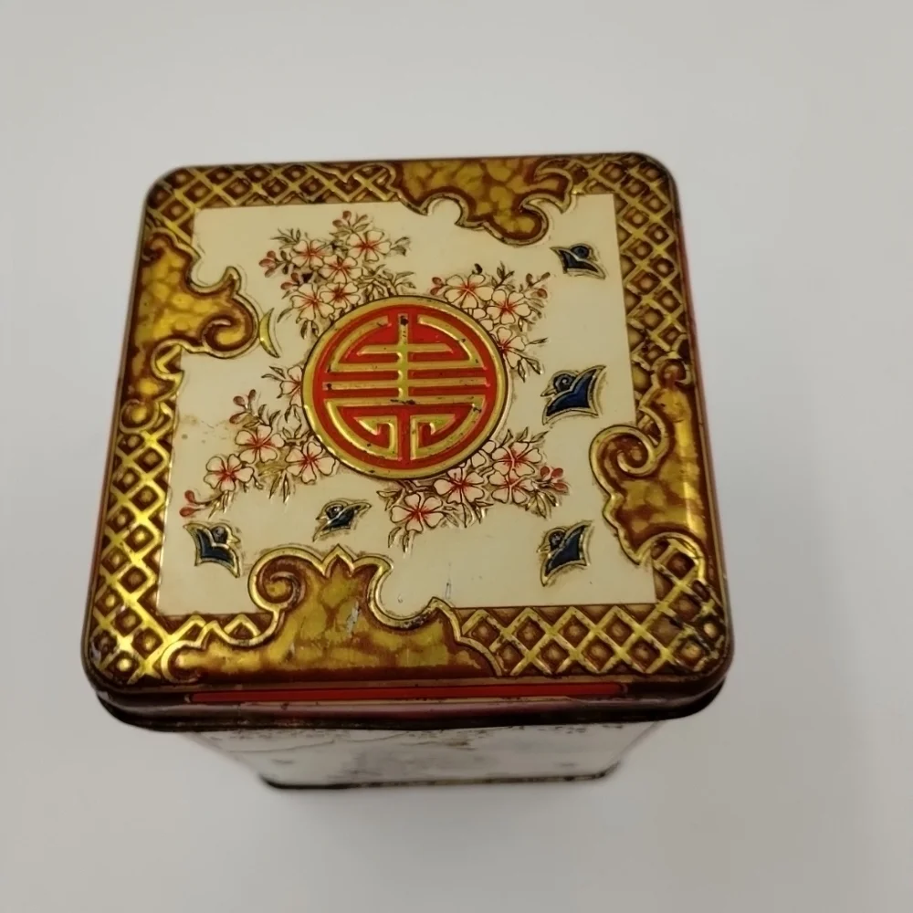 Chinese Oriental  Design Tin Hinged Box Made in Holland Lithograph Vintage